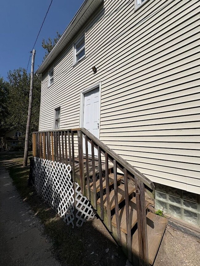 Building Photo - 656 Kling St