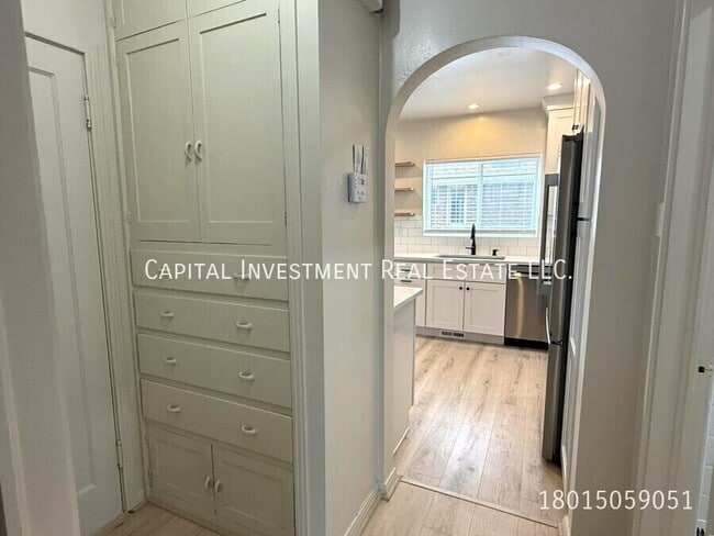 Building Photo - 1452 Hollywood Ave