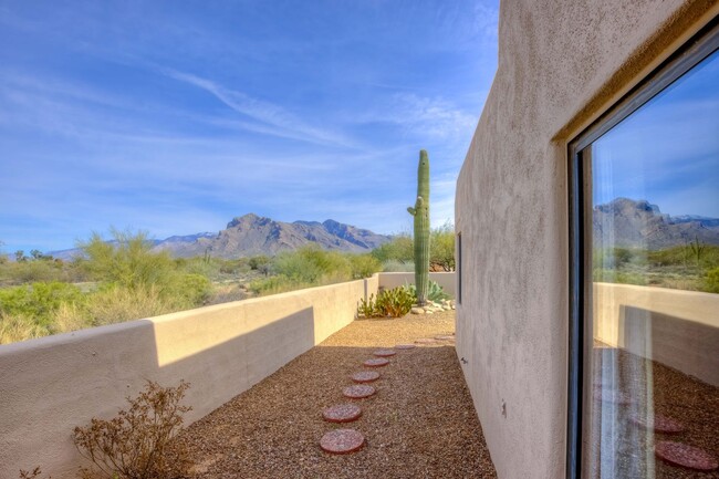 Building Photo - Beautiful Southwest Home with Mountain Vie...