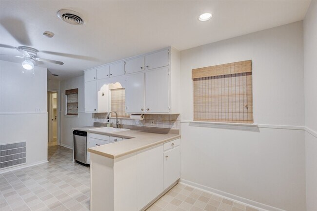 Building Photo - 3263 Bilglade Rd