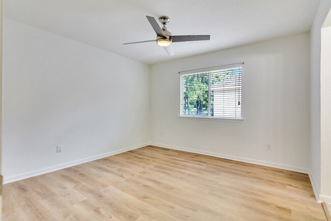 Building Photo - 22 N Queenscliff Cir
