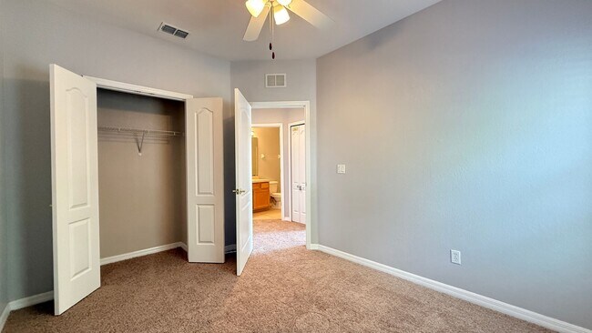 Building Photo - Spacious 4-Bed, 3-Bath End Unit Townhome w...