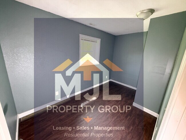 Building Photo - Spacious 3 Bedroom / 1 Bath Apartment in Sugar Creek *Ready Now*