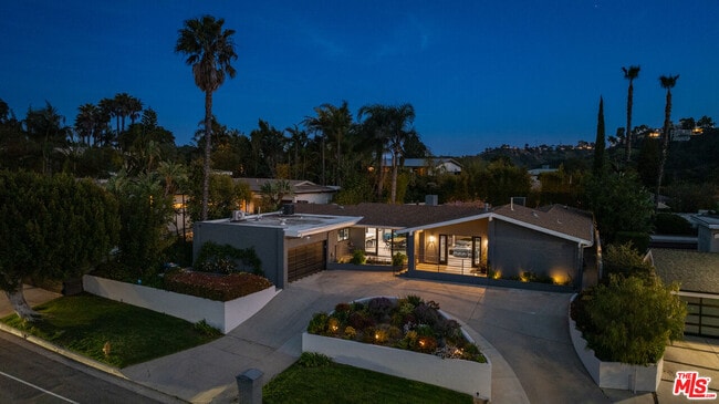 Building Photo - 8400 Mulholland Dr