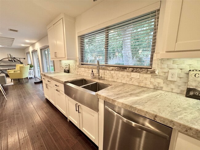 Building Photo - 9806 Cliffwood Dr