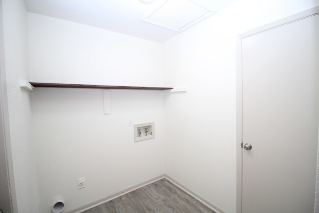 Building Photo - 2-Bedroom Apartment in Prime Pace Location...