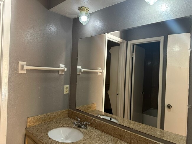 Building Photo - 926 Summers Dr