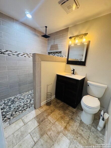 Building Photo - 335 Pinewood Ln