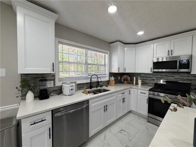 Building Photo - 934 Bay Ridge Dr