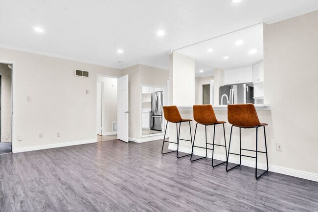 Building Photo - Beautiful one bedroom/one bath in the Verano community at UTC! Close to so much!