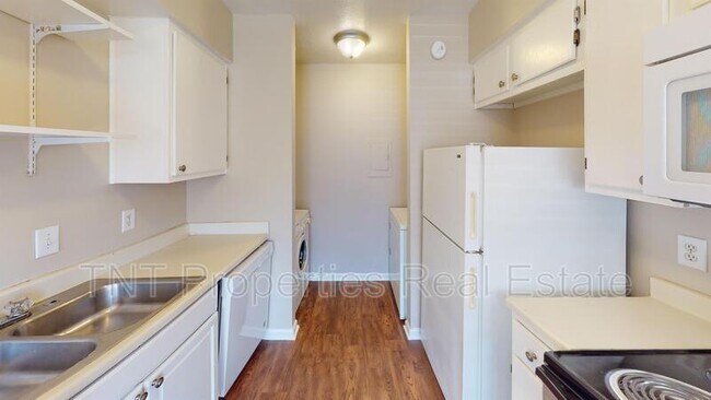 Building Photo - 2805 Sprucewood St