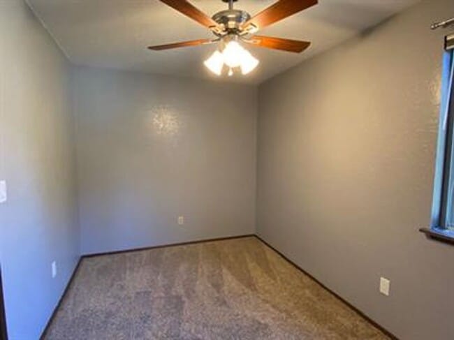 Building Photo - 823 SW Castilian Dr