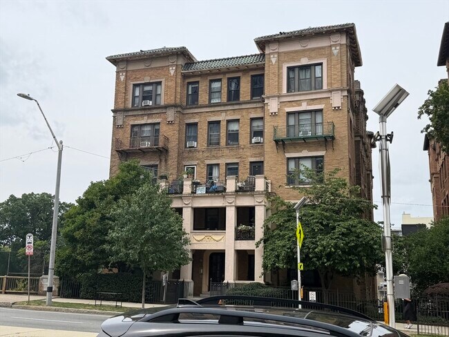 Building Photo - 448 Park Dr