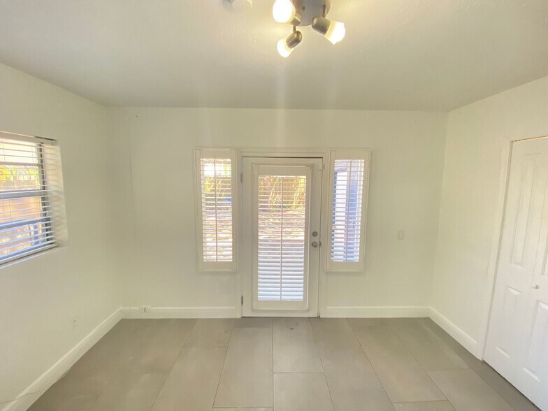 Building Photo - 1001 E Pine St