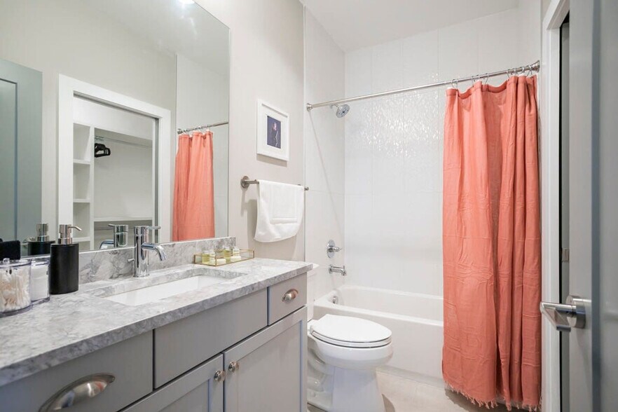 Building Photo - 713 26th Ave N