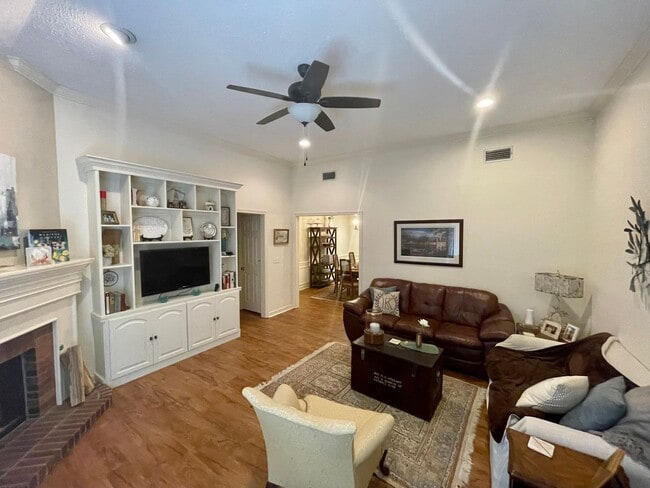 Building Photo - Charming 3/2 Home in Madison School Distri...