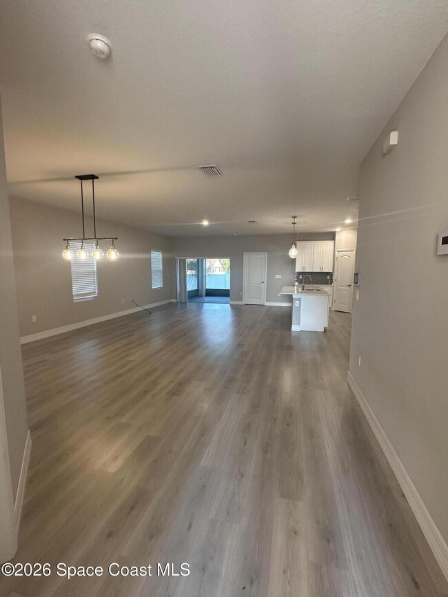 Building Photo - 893 Altura Ave SE