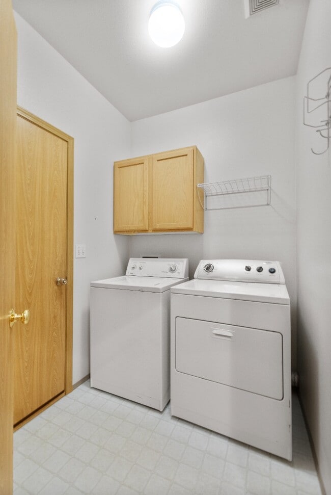 Building Photo - Spacious Townhome with Fenced In Back Yard