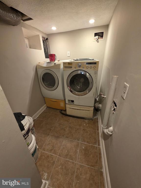 Building Photo - 158 W Green St