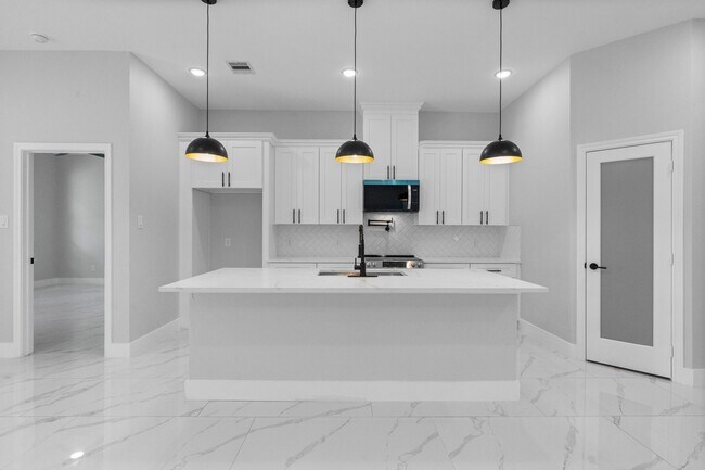 Building Photo - 327 Paradise Ln