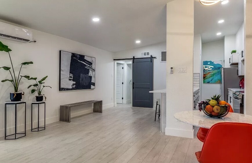 Building Photo - 2627 Douglas Ave