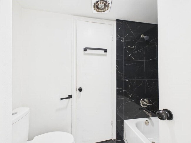 Building Photo - 5814 Fontenelle Dr