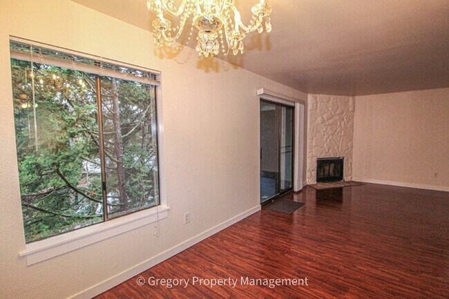 Building Photo - Excellent value in this updated 2 bedroom condo. Easy walk to Juanita beach waterfront park and t...