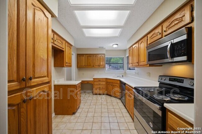 Building Photo - 118 Golden Way