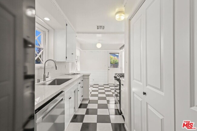 Building Photo - 5733 Radford Ave