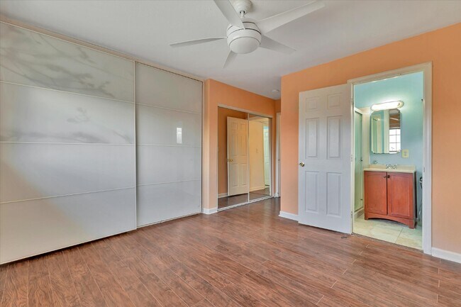 Building Photo - 43585 Montrose Ave