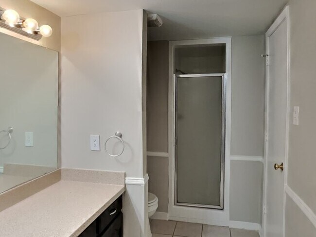 Building Photo - No App Fee. $500 Off 1st Months Rent with ...