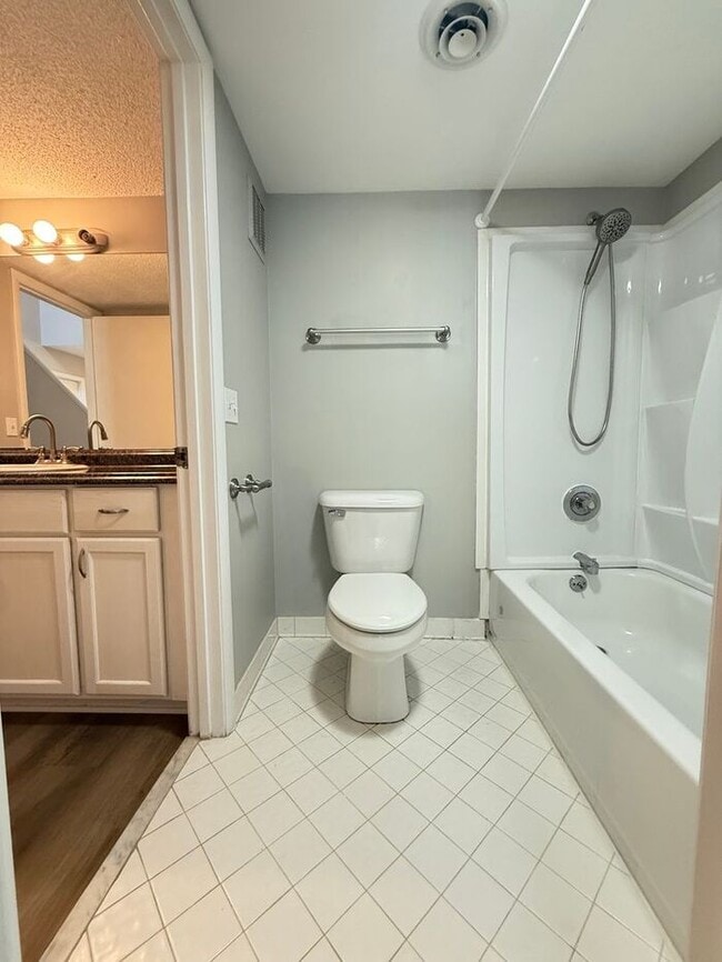 Building Photo - Bellevue! 2 Bedroom / 2 Bath House w/ Loft...
