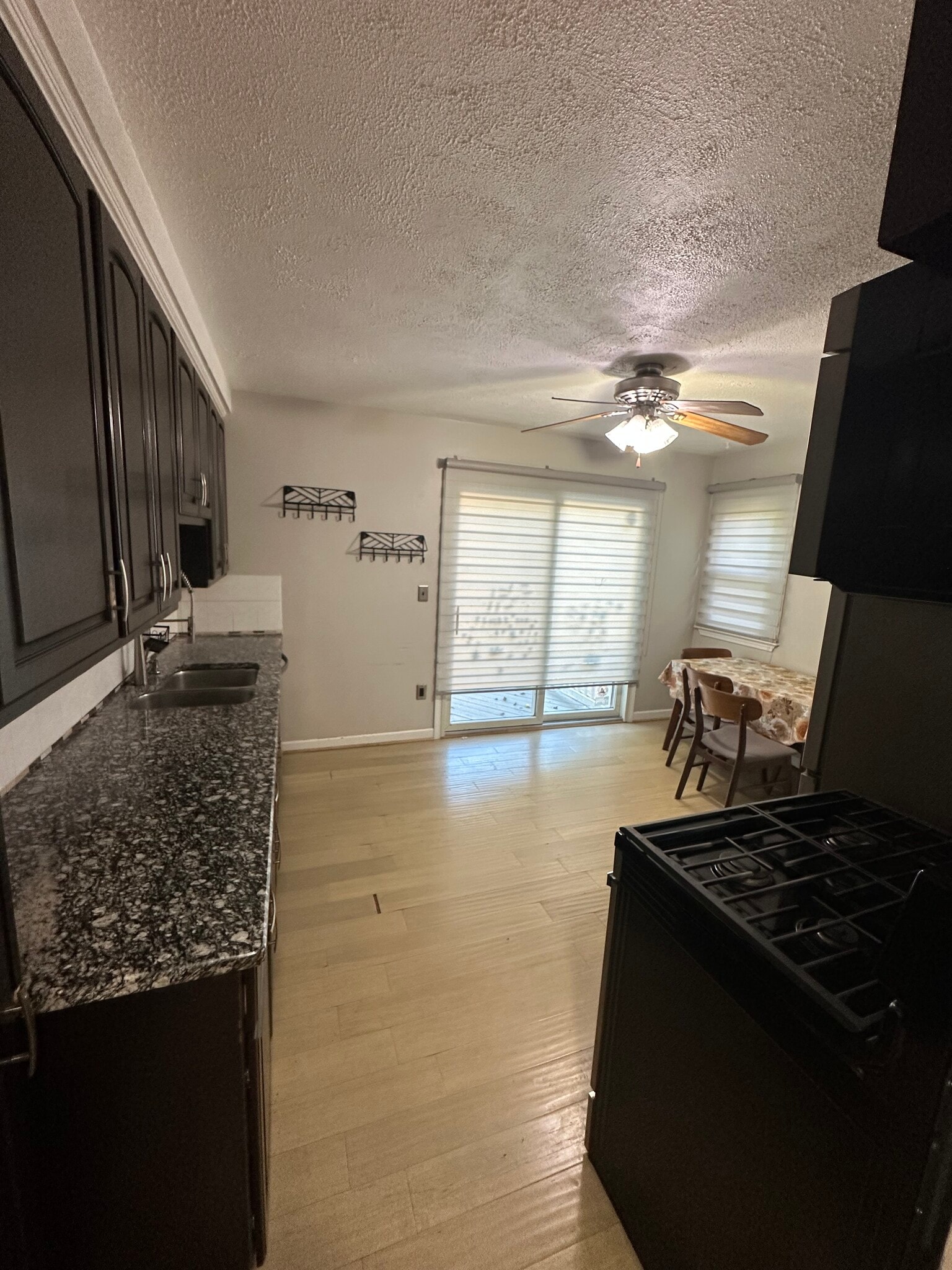 Kitchen - 972 Cardwell St