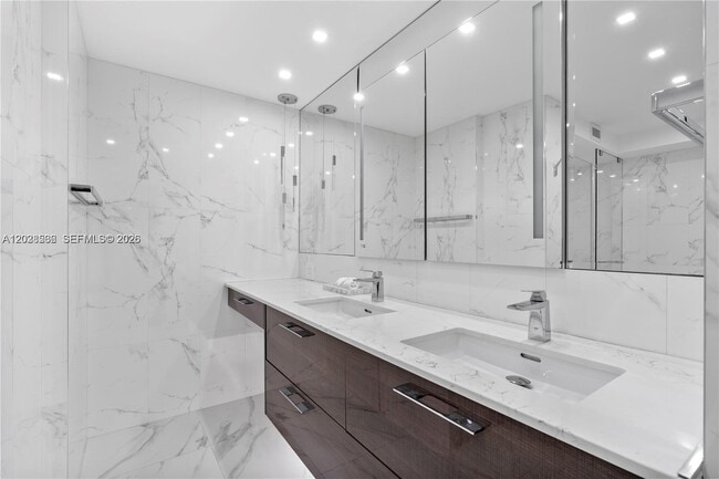 Building Photo - 2030 S Ocean Dr