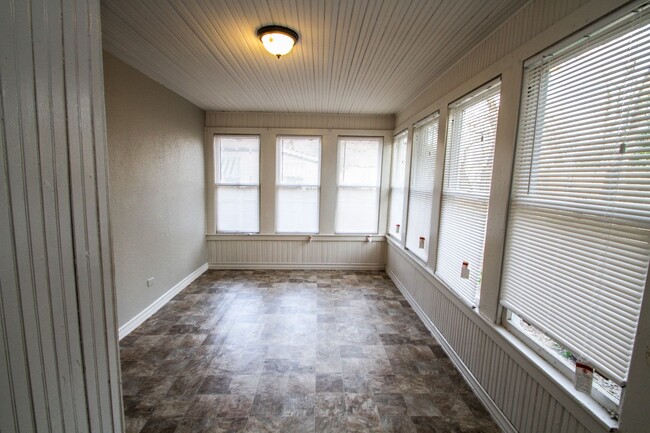 Primary Photo - Charming 2BR 1BA Near Downtown