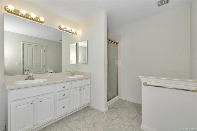 Building Photo - 31 Underhill Dr