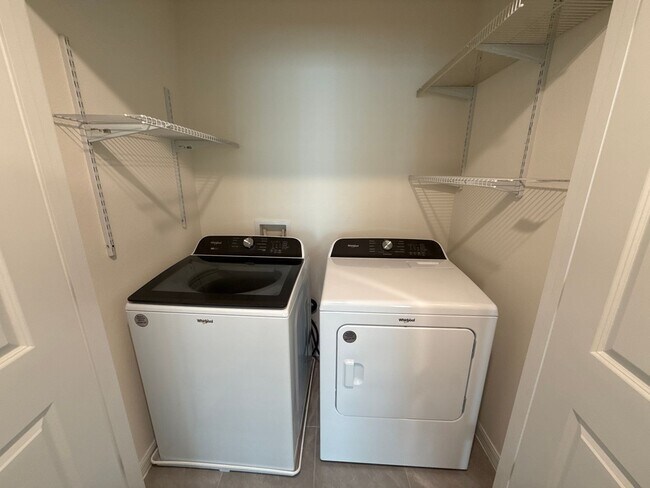 Building Photo - Beautiful Townhome Community Close to Ever...