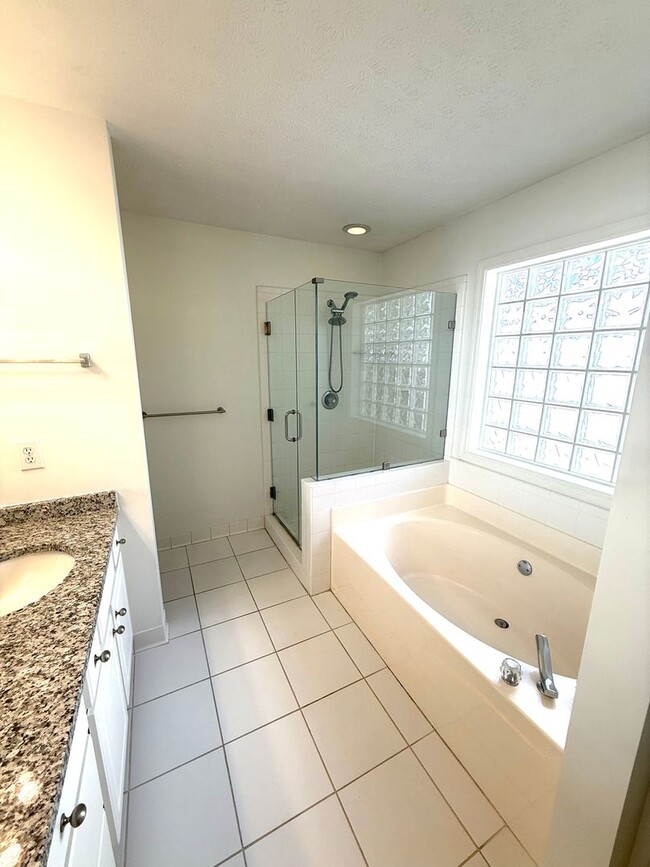 Building Photo - ** 3 Bed 2 Bath Located across from AUM **...
