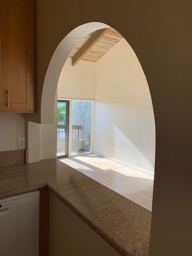 Building Photo - Quiet Mountain View Unit $2,900 2bd, 2ba, ...