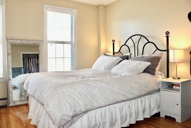 Building Photo - 18 Cook St