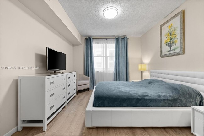 Building Photo - 17125 N Bay Rd