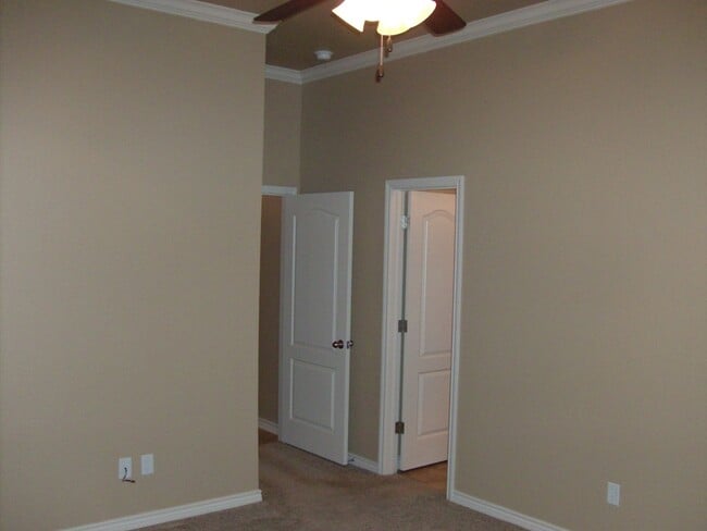 Building Photo - 3 Bedroom / 2 Bath Duplex off Clear Creek ...