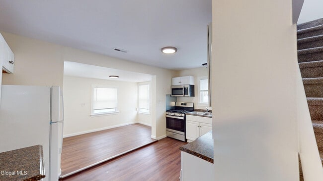 Building Photo - 18 Whitney Rd