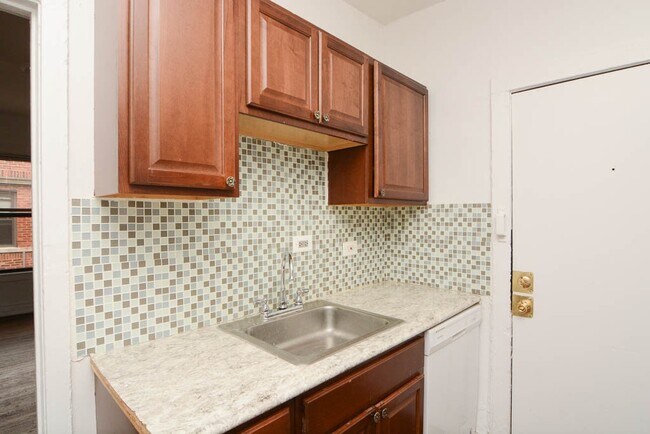 Building Photo - 931 W Sunnyside Ave