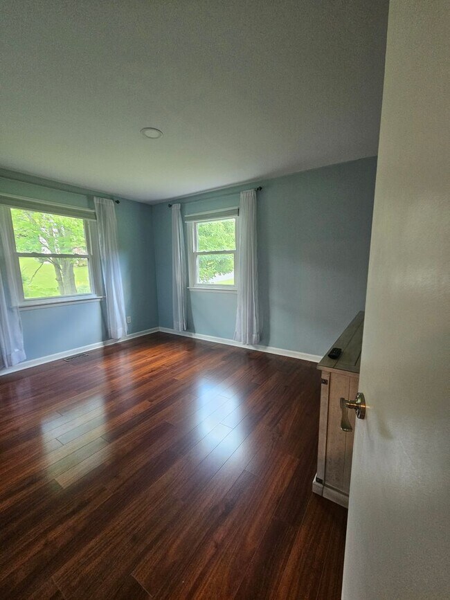 Building Photo - 400 Spring Lea Dr