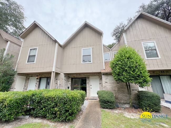 Primary Photo - Centrally Located Townhouse with a Communi...