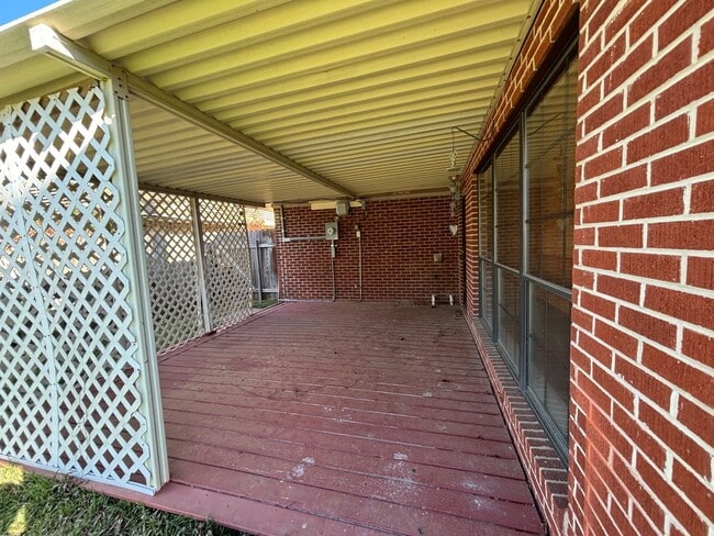 Building Photo - Large home in Brooadmor!