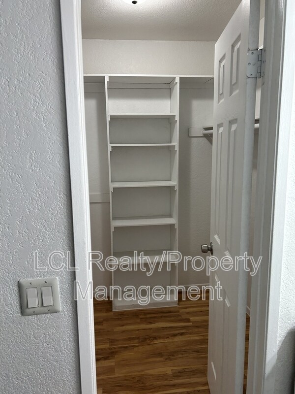 Building Photo - 1077 S Santo Antonio Dr