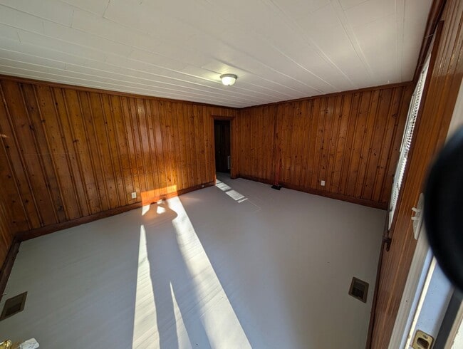 Building Photo - Cozy 2 Bedroom