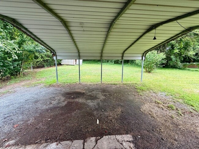 Building Photo - Three bedroom, 1 bath house in Burlington